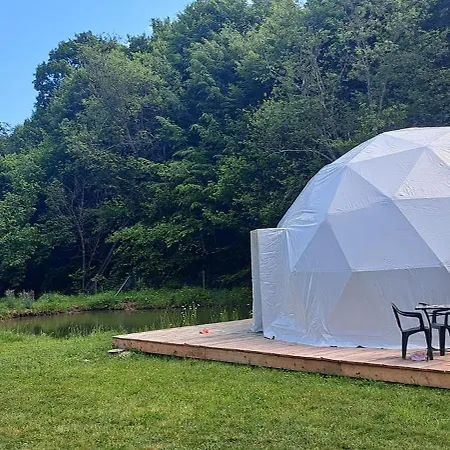 Forest Glamping ラグジュアリーテント ブラショフ